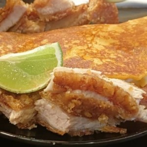 Una suculenta Cachapa, acompañada del mejor Chicharron…!!!