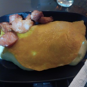 cachapa con queso de mano y cochino