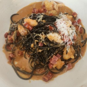 Linguini negro con langostinos y chorizo