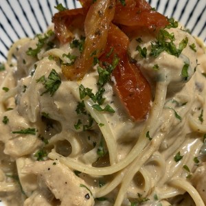 Pasta a la crema con camarones tomate seco y rucula 