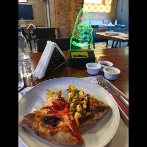 Pizza española y pollo BBQ 