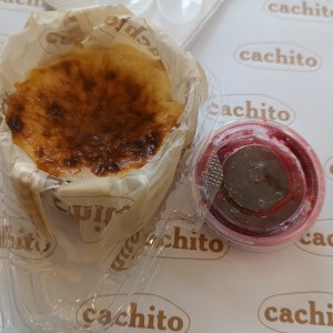 torta de queso con sirope de fresa 