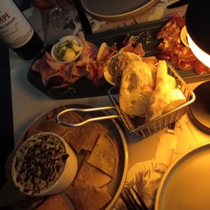 Dip de espinacas y tabla de embutidos