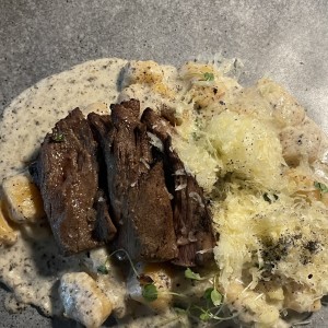 Lomito con ñoquis