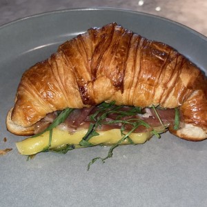 Croissant Prosciutto y Queso