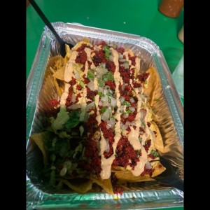 totopos con chorizo y queso. 