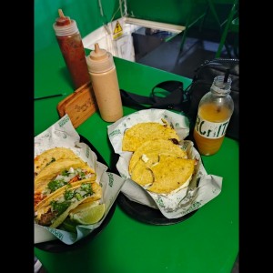 tacos y quesadilla 