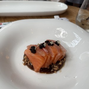 Tartat de Salmon en salsa de tamarindo 