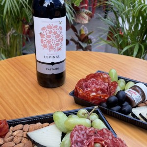 Tabla de embutidos y vinos 