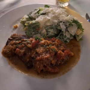 saltinboca de lomito con contorno de ensalada cesar