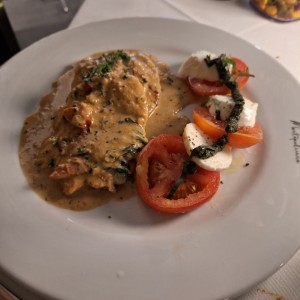 pollo toscano con contorno de ensalada capresa