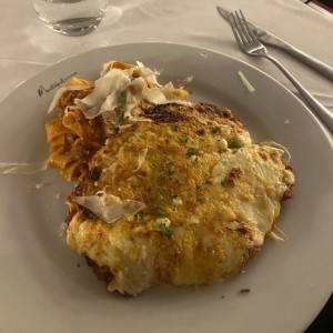 Cotoletta alla parmigiana con pappardelle al ragu di salsiccia