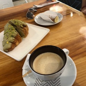 muy rico todo (croassant de pistacho, canoli y un con leche 