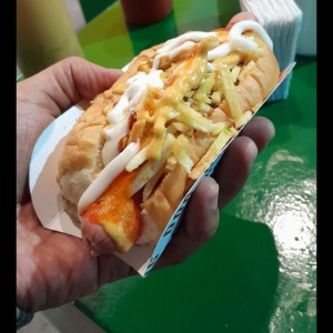 Perrito tradicional con todo y más M1 y Sriracha!!