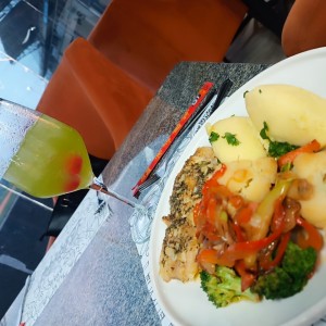 atún al ajillo papas al vapor y vegetales 
