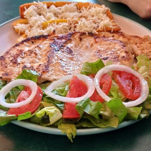 Milanesa de pollo con ensalada y platano al horno con queso