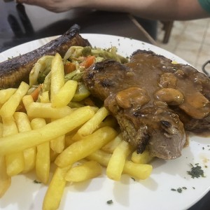 Lomito con dalsa de champiñón 