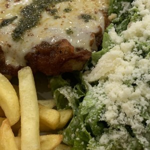 Pollo a la parmesana con ensalada César y papas fritas! 
