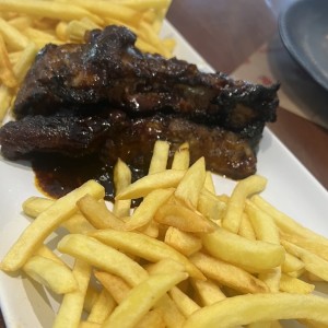 Costillas de cerdo con papas fritas 