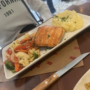 Salmón con puré y vegetales 