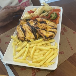 Pechuga de pollo con papas fritas y vegetales 