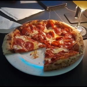 Pizza pepperoni, excelente 