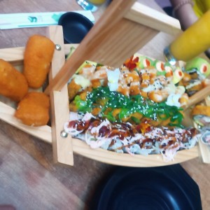 barco con 40 roles y croquetas de cangrejo ?