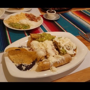 Plato mixto y parte del servicio de fajitas  mixtas