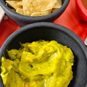 Guacamole con totopos
