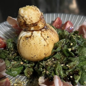 Ensalada con burrata