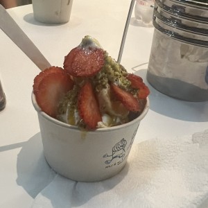 Helado de Yogurt Griego con sirop de parchita, polvo de pistacho y fresas