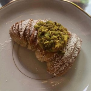 Cola de Langosta con Crema de Pistacho