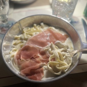Pasta con truffa y prosciutto.
