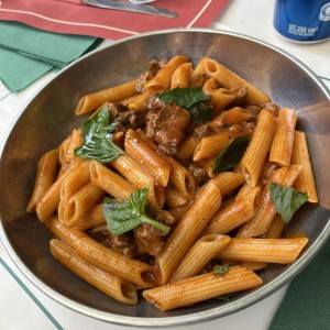 Plumas en salsa ragu