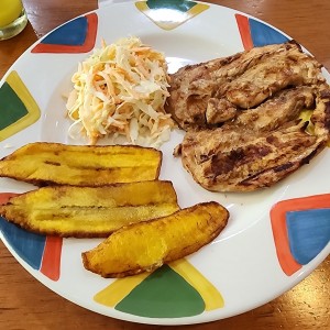 Menú: pollo a la plancha + tajadas + ensalada rallada 