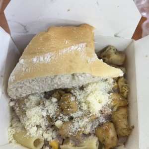 Rigattoni con salsa alfredo y extra de pollo