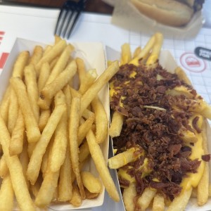 Canoas de papas fritas normales y de queso con tocineta