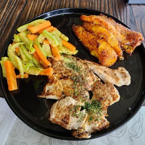 Pollo a la plancha + tajadas + vegetales salteados