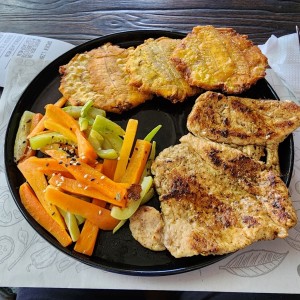 Pollo a la plancha + patacones + vegetales salteados