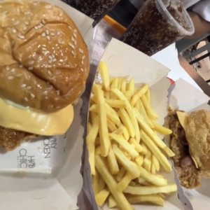 Holy Sandwich y papas fritas, EXCELENTE!!
