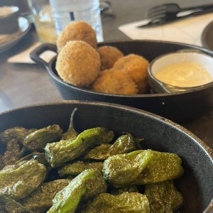 Croquetas de morcillas y pimientos piquillo