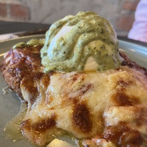Milanesa de pollo con burrata