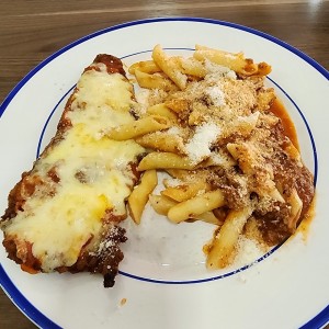 Parmesana de carne + plumitas con salsa boloñesa 