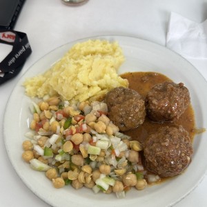 Albondigas, pure de papa y ensalada de garbanzos