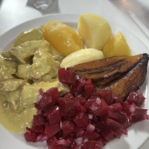 Tiras de pollo a la mostaza, papas al vapor, tajadas y vinagreta de remolacha
