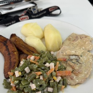 Tajadas, papas al vapor, ensalada de vainitas y milanesa de pollo