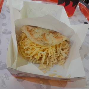 Arepa con queso amarillo 