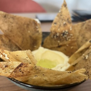 Chips de zaatar con yogurt