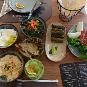Tabule, labneh, hummus, kibbe crudo, tabaquitos en hojas de uva y limonada con hierbabuena 