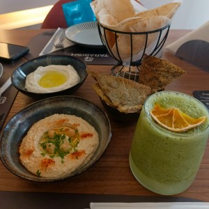 Hummus, labneh y limonada con hierbabuena 